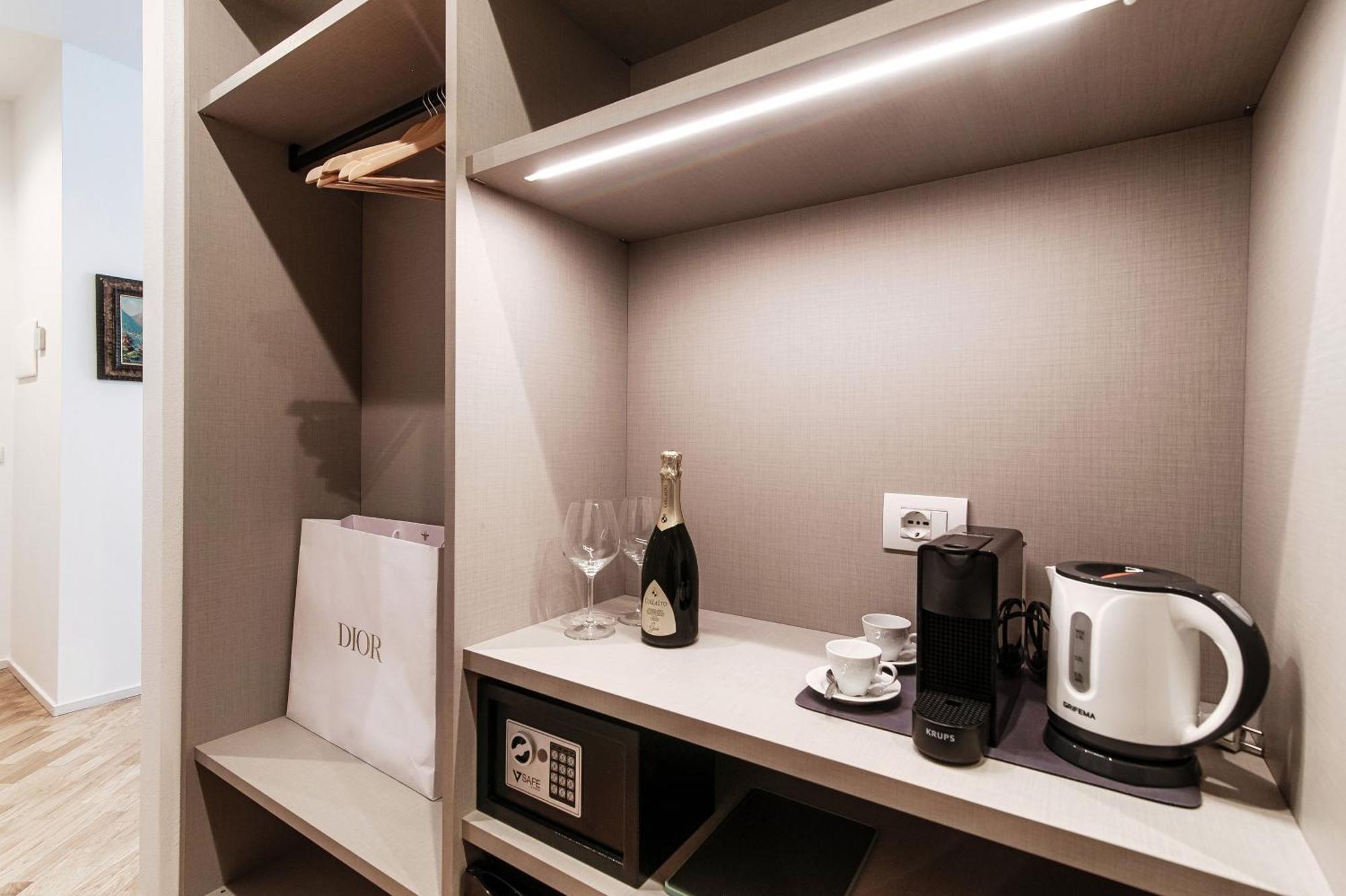 Guesthouse Lake'S Vibes - The House Of Travelers Como Bagian luar foto